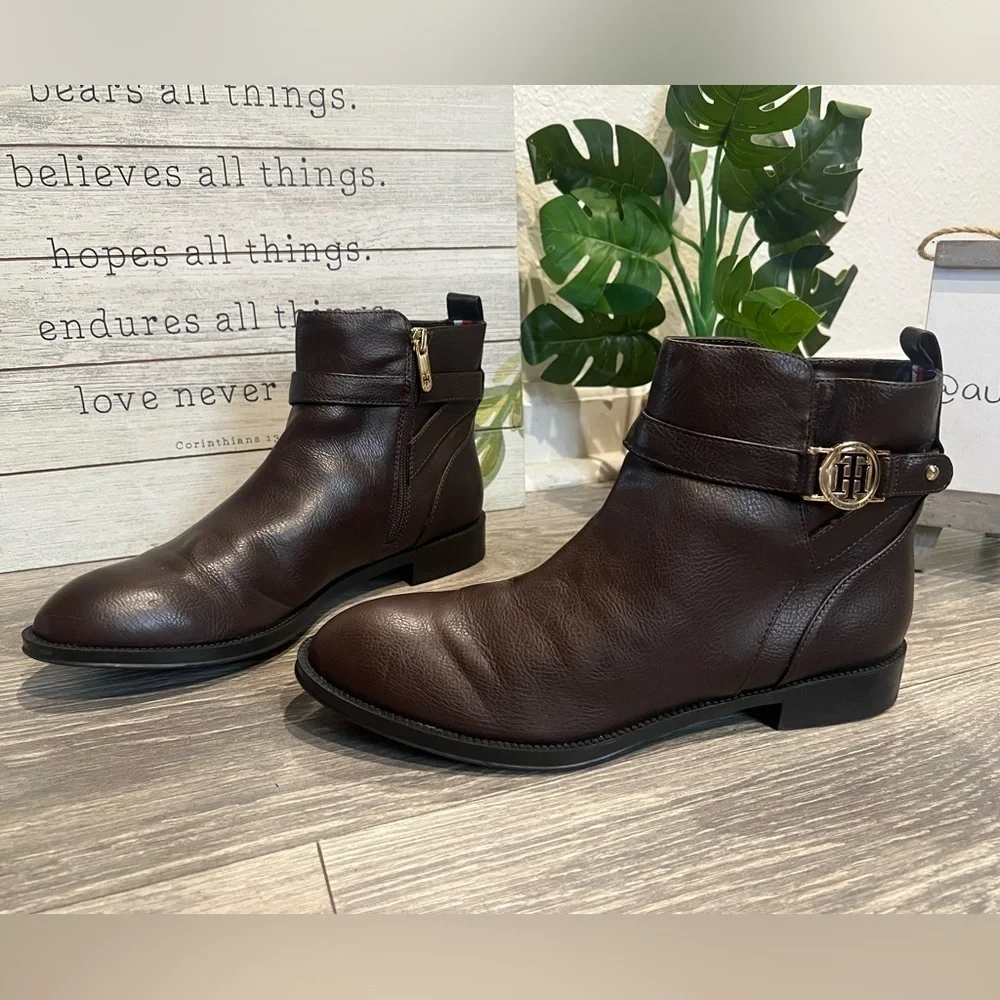 Tommy Hilfiger Rumor Brown Vegan Leather Ankle Boots w Gold Toned Logo. Size 8.5